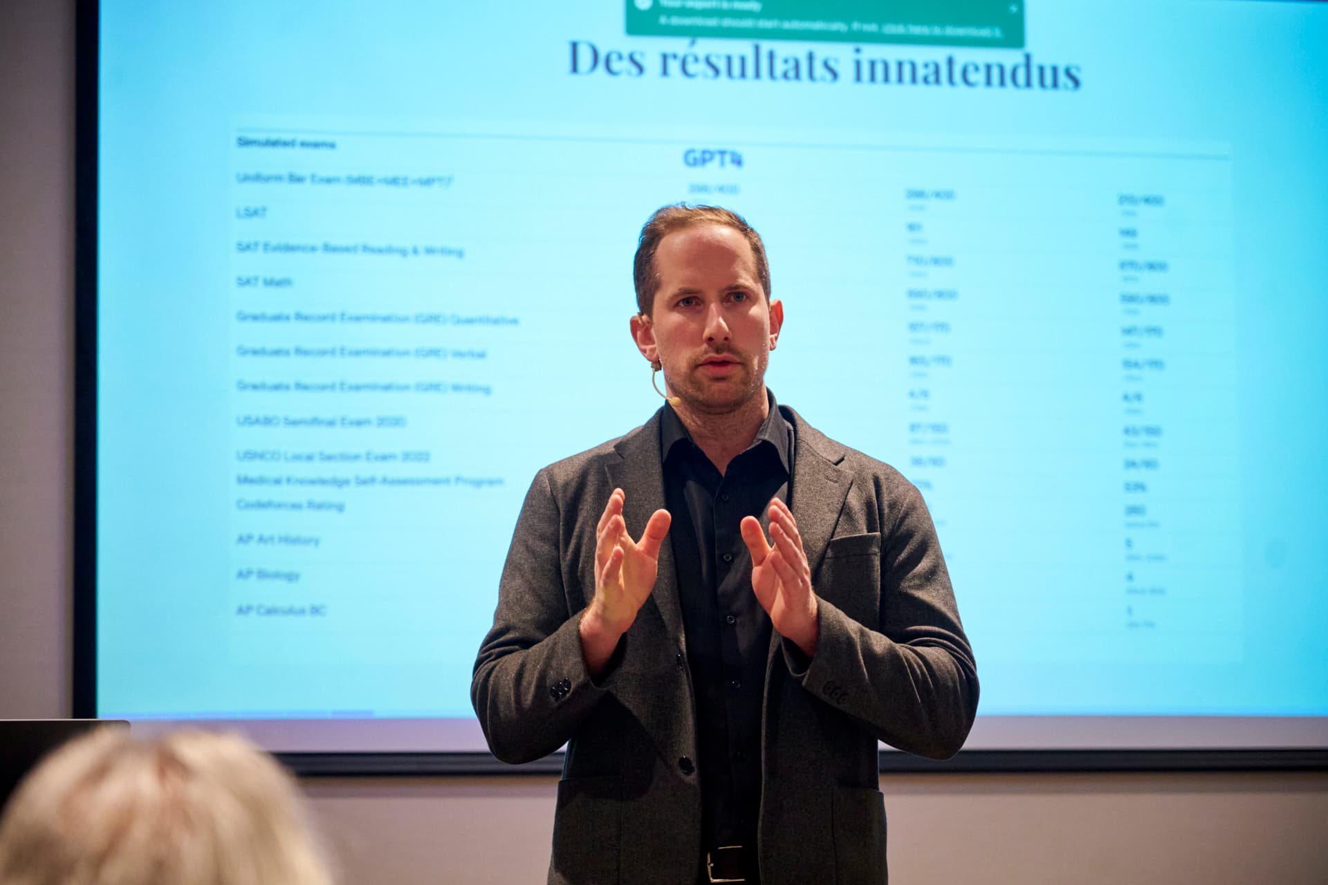 Jonathan présentant sur les résultats GPT-4 à Ciné-Québec 2025